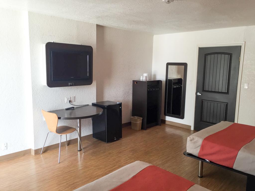 Hotel 6-uvalde, Tx 2*